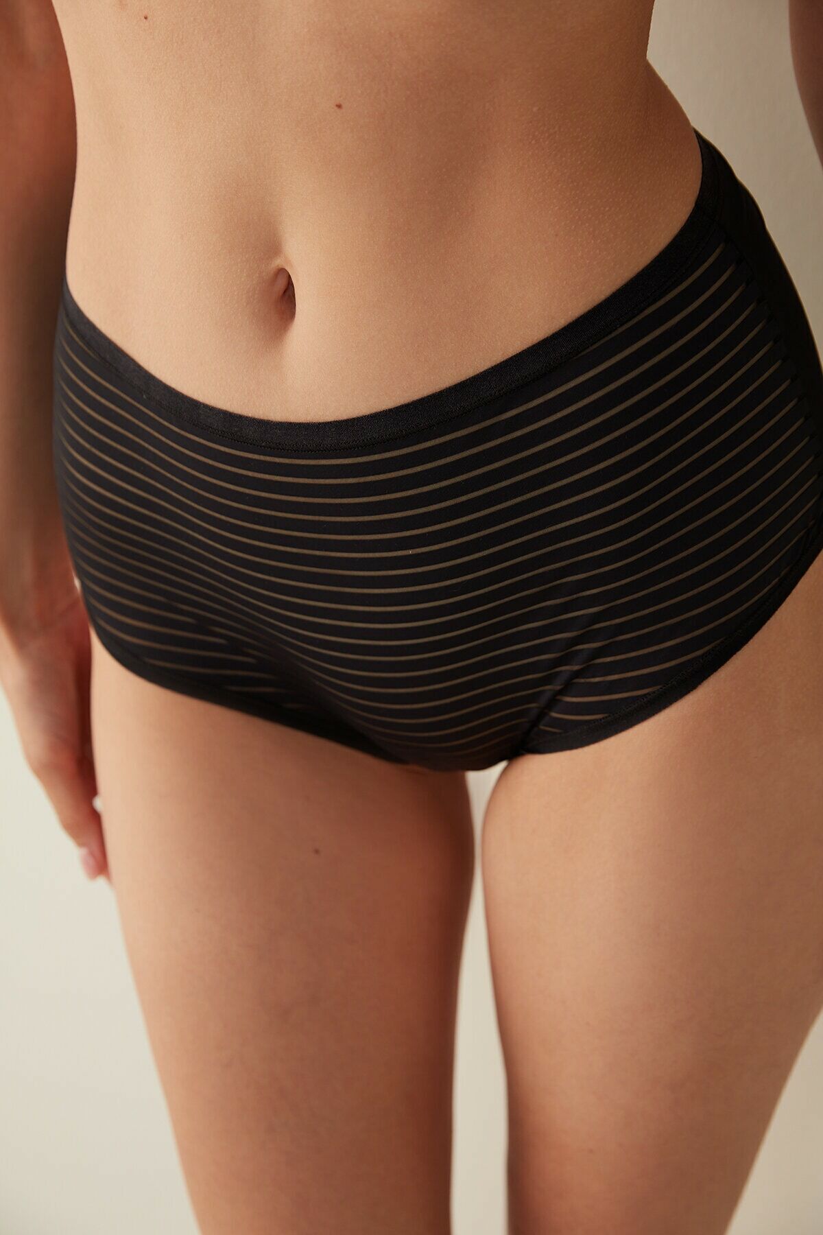 Siyah Nude Yüksek Bel Slip Külot